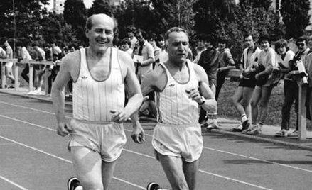 Na emeryturze Zatopek (z lewej) nauczył się wreszcie biegać z uśmiechem.