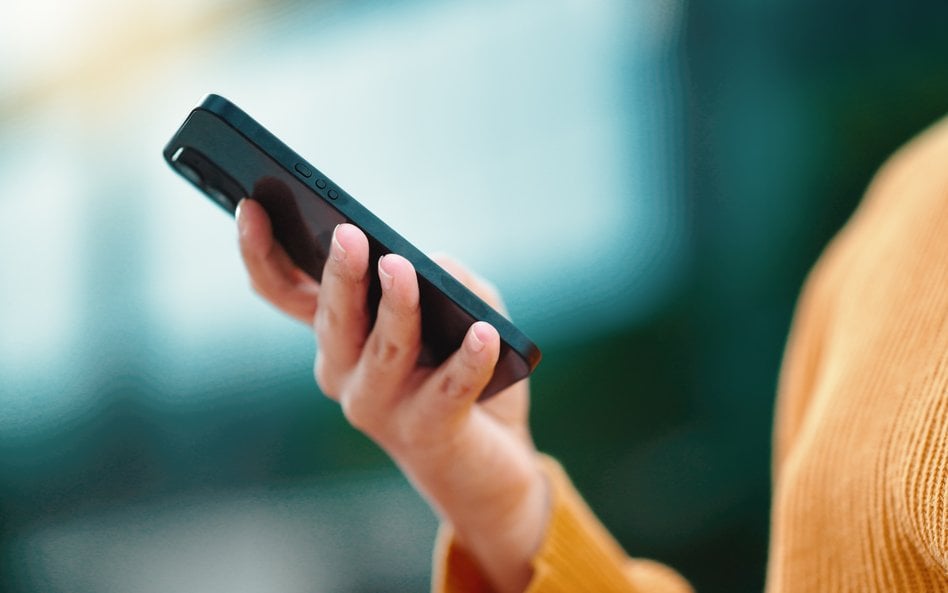 Pracownikom trudno rozstać się z telefonem służbowym. Czy zmienią to przepisy?