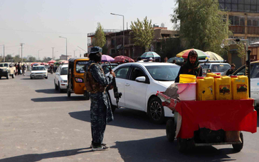 Uzbrojony talib na ulicy w Kabulu