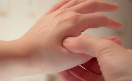 He Gu (zamknięta dolina), to najstarszy punkt chińskiej akupresury. Jego masaż ma łagodzić bóle głow