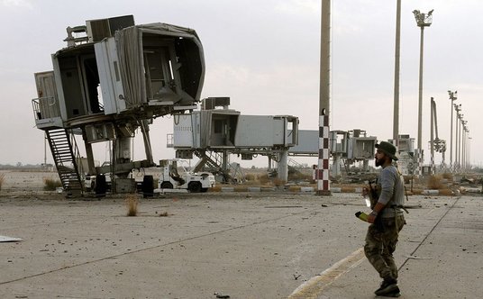 Zniszczone międzynarodowe lotnisko w Trypolisie, odbite przez siły rządowe