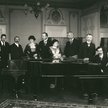 Ignacy Jan Paderewski i Camille Saint-Saëns przy fortepianach. Wśród gości w środku żona, Helena Pad