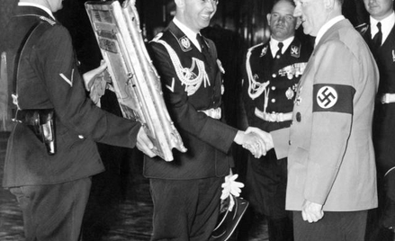 Heinrich Himmler i Adolf Hitler oglądają skonfiskowane dzieła sztuki