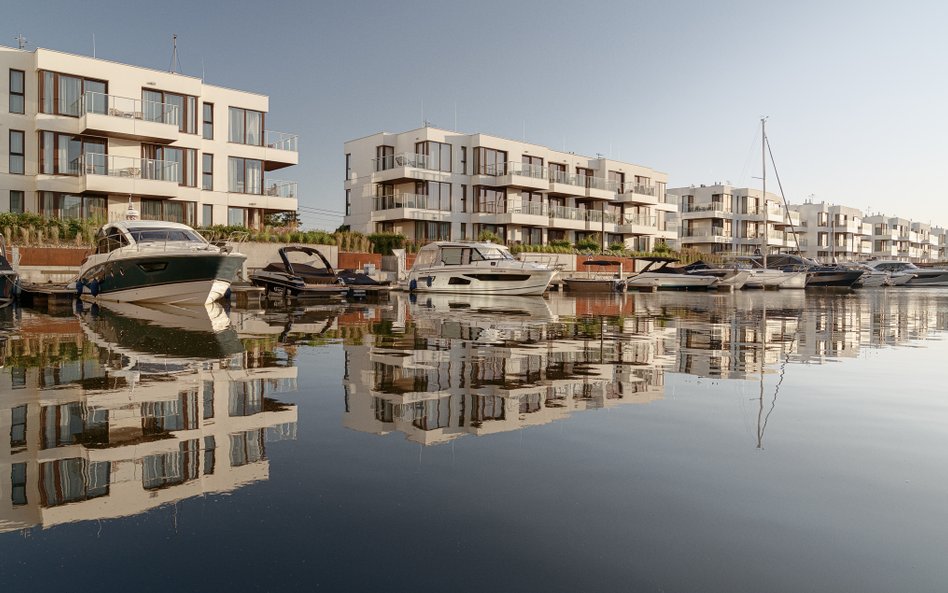 Solmarina  to kompleks przy Wyspie Sobieszewskiej  z prywatną mariną jachtową, oferujący właścicielo