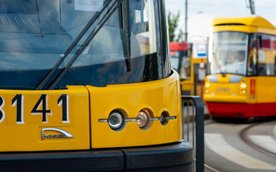 Tramwaj linii 10 najechał na tył wozu linii 18, który w tym czasie stała na przystanku.