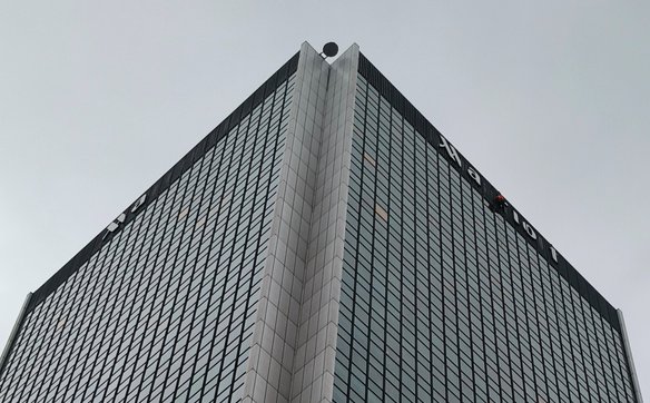 W pażdzierniku 2024 roku specjaliści od prac wysokościowych zdjęli napis Marriott z hotelu przy al. 