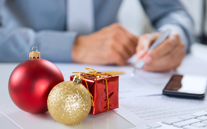 Pracownik może zapłacić podatek od świątecznych upominków
