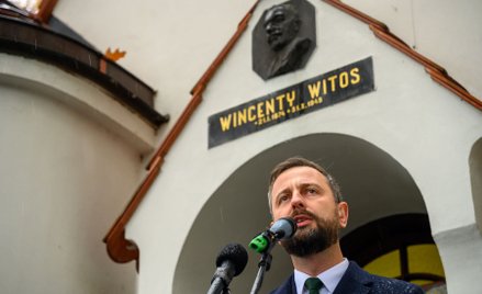 Prezes PSL Władysław Kosiniak-Kamysz podczas uroczystości przy grobie Wincentego Witosa w 2023 r.