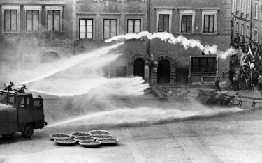 Gaz i armatki wodne na warszawskiej Starówce, 31 sierpnia 1982 r. Brutalniej władza odpowiedziała na