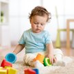 Możliwość swobodnej zabawy niemowląt jest wyjątkowo ważna dla ich rozwoju
