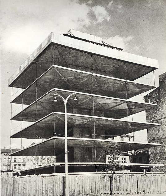 Rok 1965, budowa wrocławskiego „Trzonolinowca”.