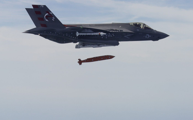 F-35C zrzuca bombę szybującą AGM-154 JSOW podczas testu, który miał miejsce 23 marca 2016 r. na poli