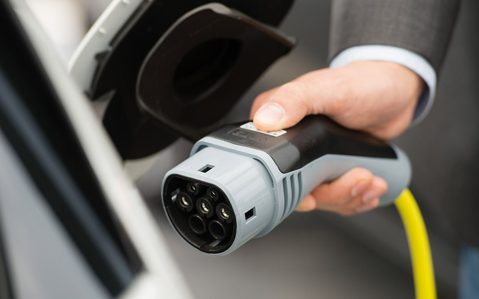 Nowe stacje ładowania e-aut powstaną przy autostradzie