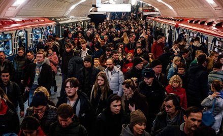 Moskwa, tłum w metrze w godzinach szczytu