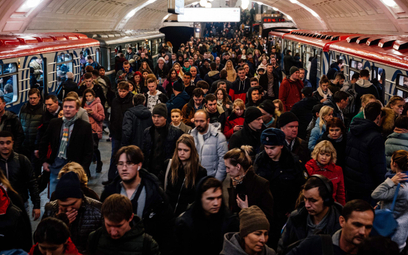 Moskwa, tłum w metrze w godzinach szczytu