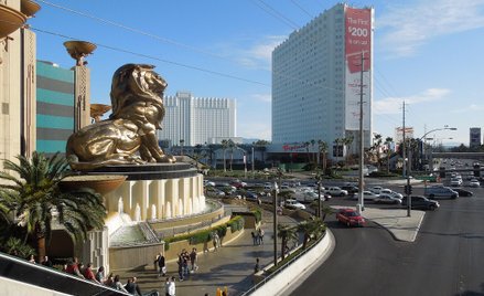 Las Vegas Boulevard: na pierwszym planie lew kasyna MGM Grand, w tle dwa budynki kompleksu Tropicana