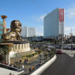 Las Vegas Boulevard: na pierwszym planie lew kasyna MGM Grand, w tle dwa budynki kompleksu Tropicana