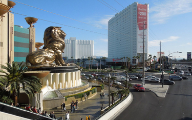 Las Vegas Boulevard: na pierwszym planie lew kasyna MGM Grand, w tle dwa budynki kompleksu Tropicana