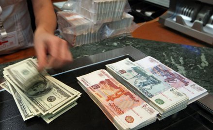 Kurs rubla w piątek spadł do najniższego poziomu od tygodnia