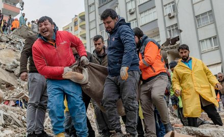 Ratownicy niosą ciało znalezione w zawalonym budynku w Adanie na południu Turcji