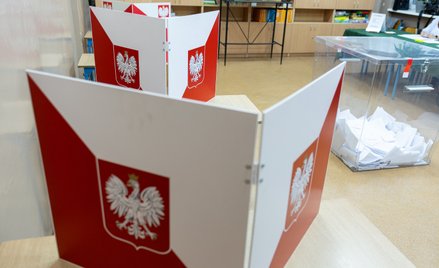 Partie centrowe i umiarkowani politycy nie pobudzają do głosowania na nich