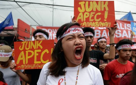 18 listopada, Filipiny. Protest przeciw szczytowi państw członkowskich Wspólnoty Gospodarczej Azji i
