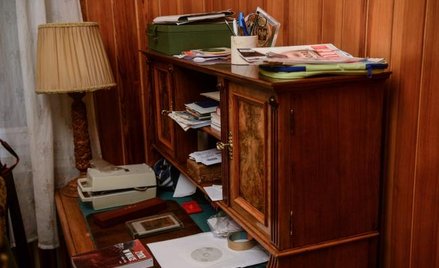 Sekretarzyk, w którym schowane były dokumenty, zaprezentowany przez Marię Teresę Kiszczak, podczas s