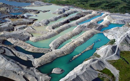 Susuman, ślady zostawione przez dragę wydobywającą złoto