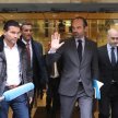Premier Edouard Philippe opuszcza gmach Zgromadzenia Narodowego po ogłoszeniu decyzji o wstrzymaniu 