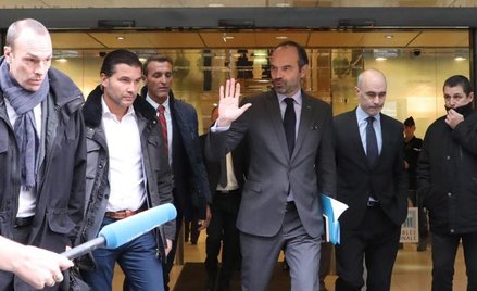 Premier Edouard Philippe opuszcza gmach Zgromadzenia Narodowego po ogłoszeniu decyzji o wstrzymaniu 