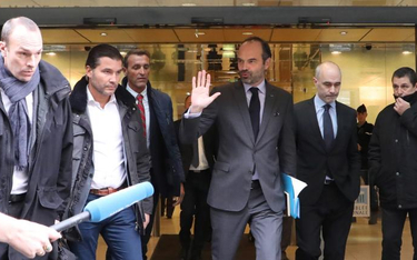 Premier Edouard Philippe opuszcza gmach Zgromadzenia Narodowego po ogłoszeniu decyzji o wstrzymaniu 