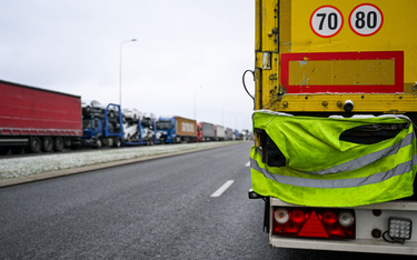 Kolejka ciężarówek, w której kierowcy oczekują na przekroczenie polsko-ukraińskiego przejścia granic