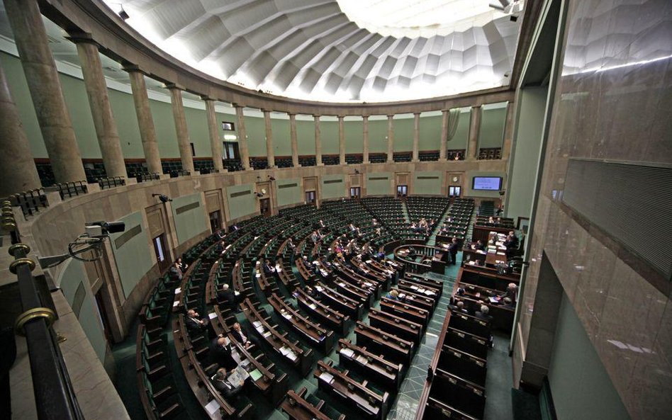 PiS w Sejmie wciąż wyprzedza PO