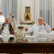 W finalnej scenie „Dwóch papieży” obydwaj bohaterowie śledzą finał mundialu 2014 Niemcy-Argentyna