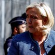 Marine Le Pen tuż po wyroku opuszcza budynek sądu