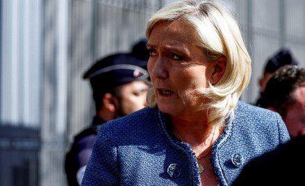 Marine Le Pen tuż po wyroku opuszcza budynek sądu