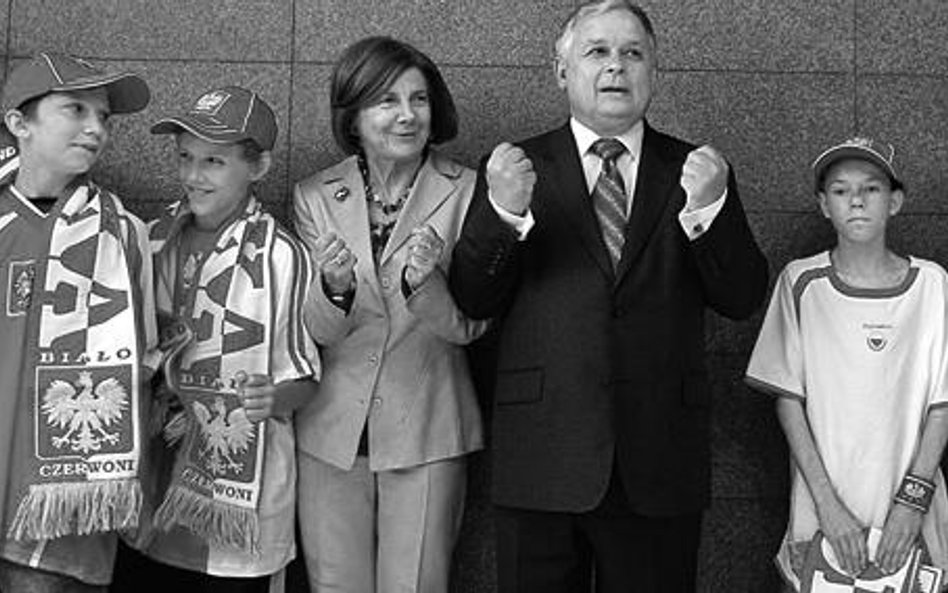 Maria i Lech Kaczyńscy przed odlotem na mecz Niemcy – Polska na mistrzostwach świata 2006