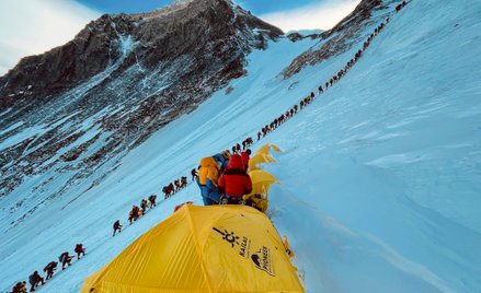 Zdjęcie z lipca 2021 roku przedstawiające kolejkę wspinaczy zmierzających na Everest.