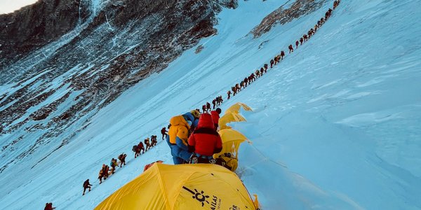 Nowe zasady wejścia na Mount Everest. Znikną kolejki wspinaczy pod szczytem?