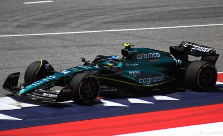 Bolid zespołu Aston Martin podczas ubiegłorocznego Grand Prix Austrii z logotypem sponsora, firmy Sa