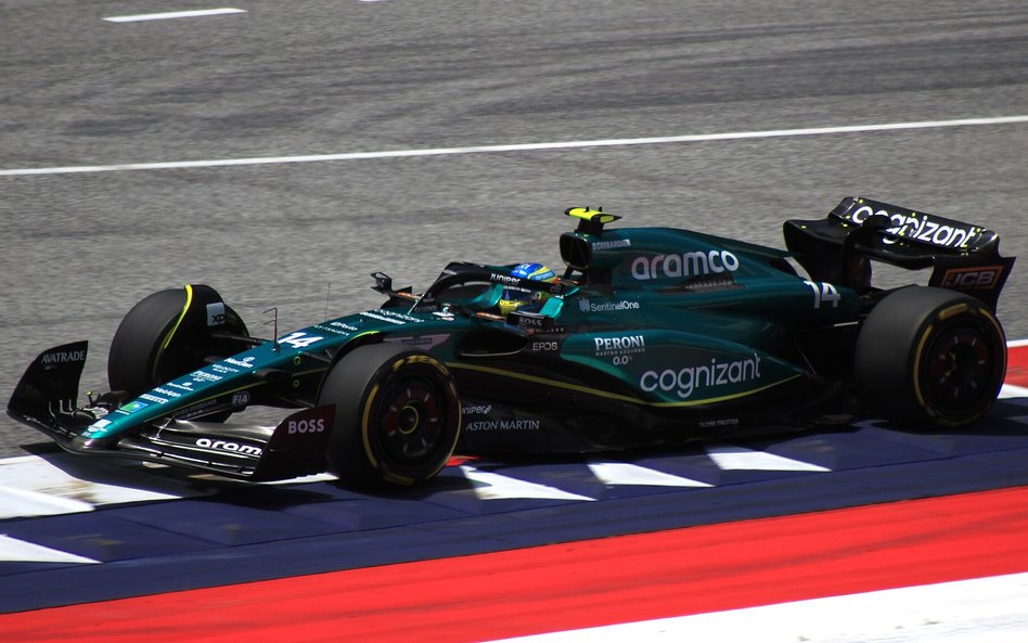 Bolid zespołu Aston Martin podczas ubiegłorocznego Grand Prix Austrii z logotypem sponsora, firmy Sa