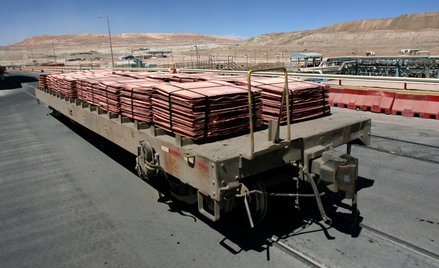 Arkusze miedzianej katody w kopalni Escondida należącej do BHP Billiton, największej na świecie kopa