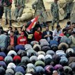 Czołgi wśród demonstrantów na placu Tahrir. Jak zawsze w nowoczesnej historii Egiptu, to wojsko osta