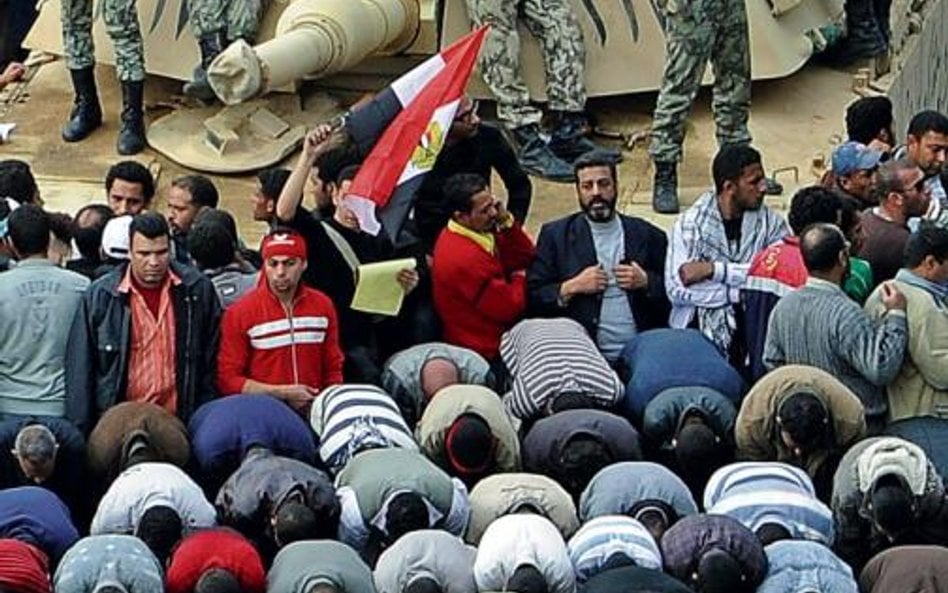 Czołgi wśród demonstrantów na placu Tahrir. Jak zawsze w nowoczesnej historii Egiptu, to wojsko osta