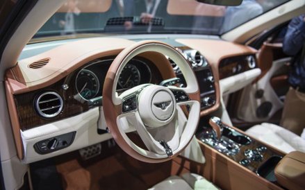 Wnetrze Bentayga, nowego SUVu Bentleya zaprezentowanego na tegorocznym Frankfurt Motor Show