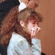 Zdjęcie wykonane 30 marca 1996 roku, przedstawiające Christę Pike eskortowaną z Sądu Karnego Hrabstw
