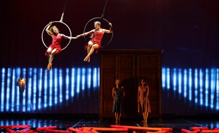 „Nuda” („Naga”) w wykonaniu Compagnia Finzi Pasca