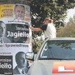 Walka na plakaty w Łodzi (na zdjęciu pracujący dla sztabu LiD naklejają swoje materiały obok reklam 