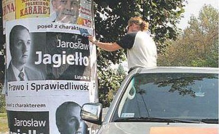 Walka na plakaty w Łodzi (na zdjęciu pracujący dla sztabu LiD naklejają swoje materiały obok reklam 