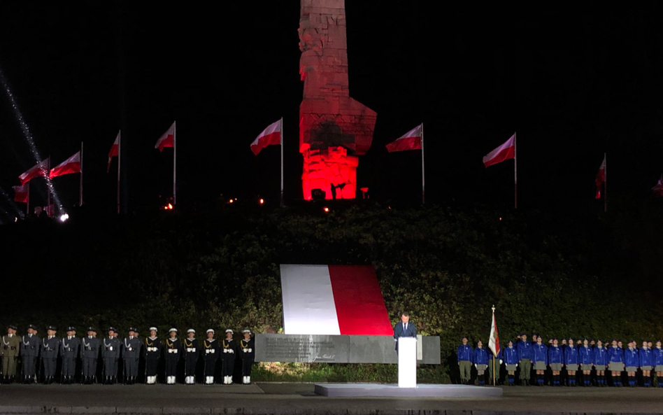 Mariusz Błaszczak przemawia na Westerplatte